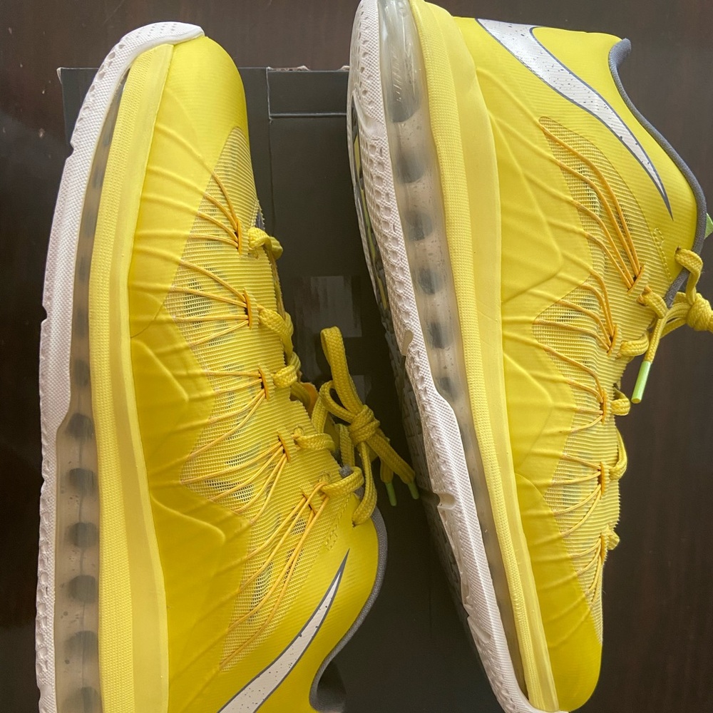 Nike Lebron 10 Low size 9.5. Sonic Yellow. Vnds.